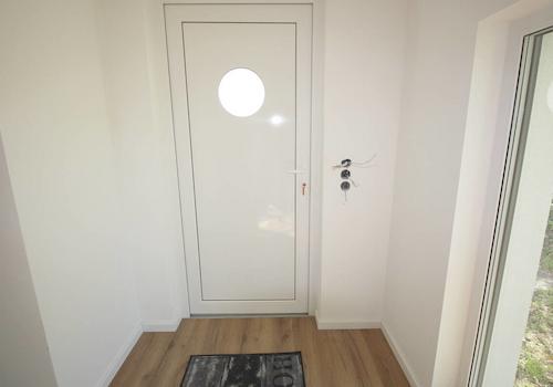 Vorraum mit Eingangstür u. großem Gartenfenster