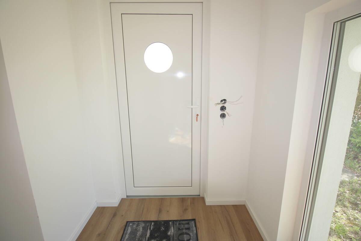 Vorraum mit Eingangstür u. großem Gartenfenster