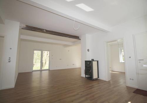 Blick auf großzügige Küche u. wasserführendem Kamin