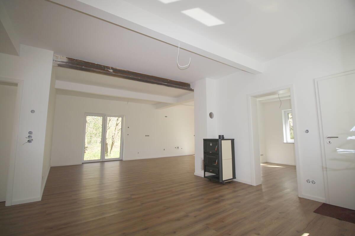 Blick auf großzügige Küche u. wasserführendem Kamin