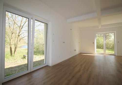 Moderner Küchenbereich mit Teichblick