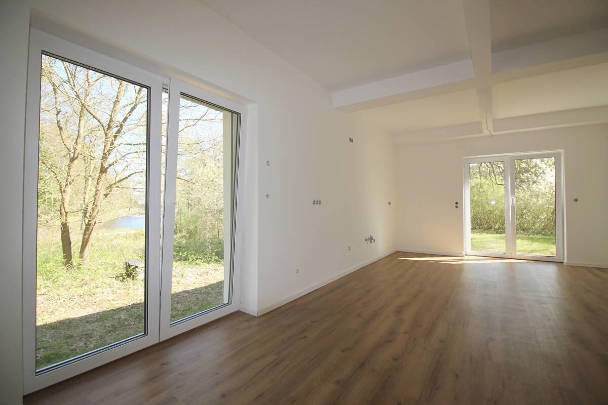 Moderner Küchenbereich mit Teichblick