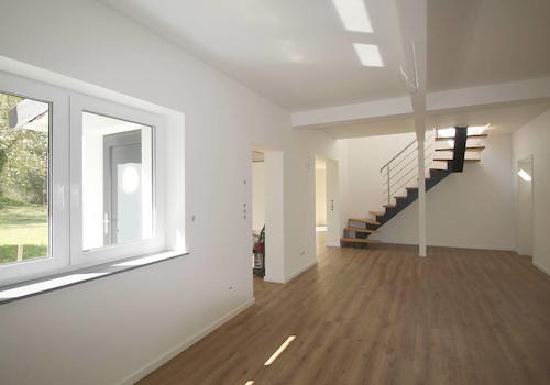 Offen gestaltetes Erdgeschoss mit Holz-Wendeltreppe ins OG