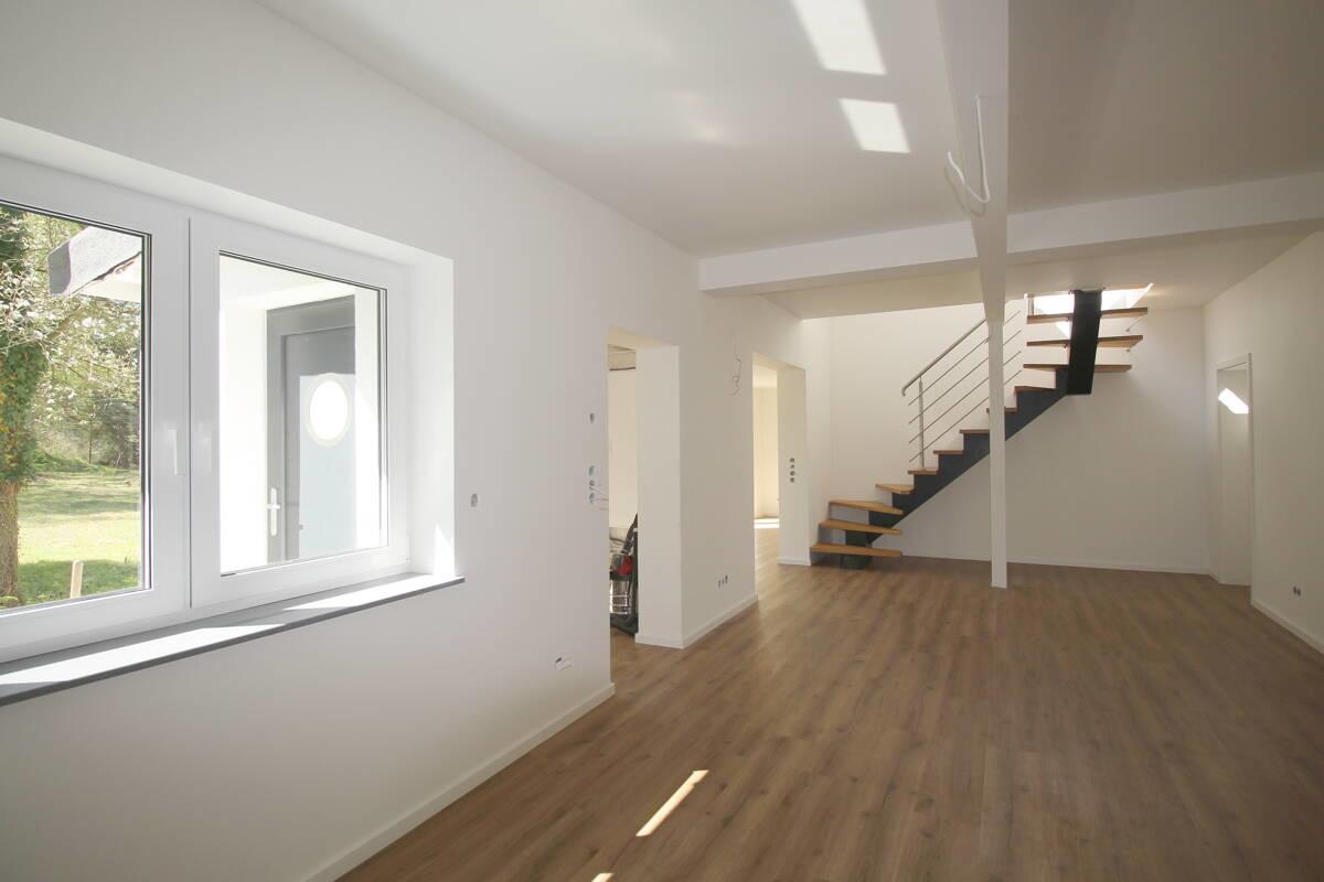 Offen gestaltetes Erdgeschoss mit Holz-Wendeltreppe ins OG