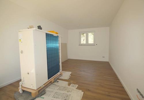 Sep. EG-Zimmer mit noch zu installierender Wärmepumpe