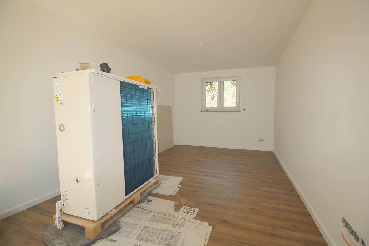 Sep. EG-Zimmer mit noch zu installierender Wärmepumpe