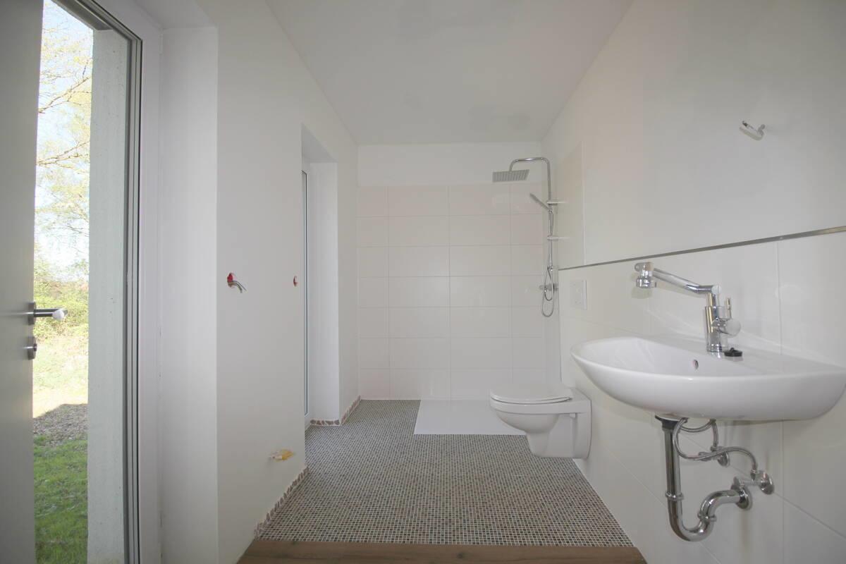 Großzügiges u. modernes Duschbad EG