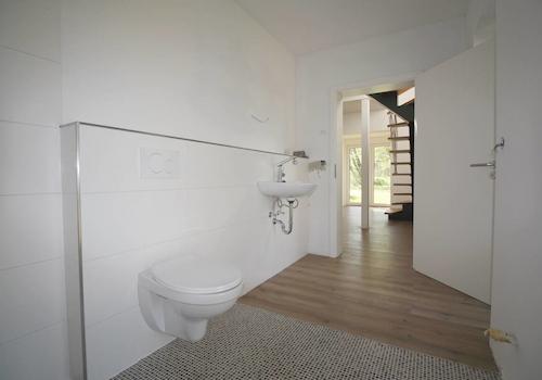 Blick aus Duschbad auf Wendeltreppe