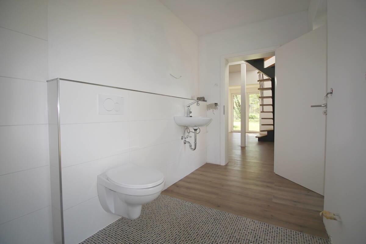 Blick aus Duschbad auf Wendeltreppe