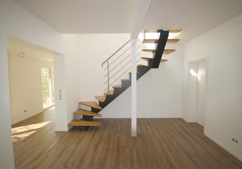 Chice u. moderne Holz-Wendeltreppe ins OG