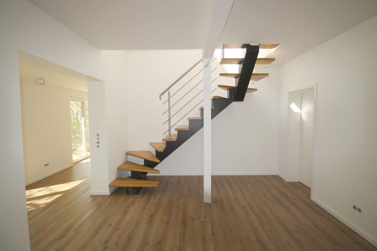 Chice u. moderne Holz-Wendeltreppe ins OG