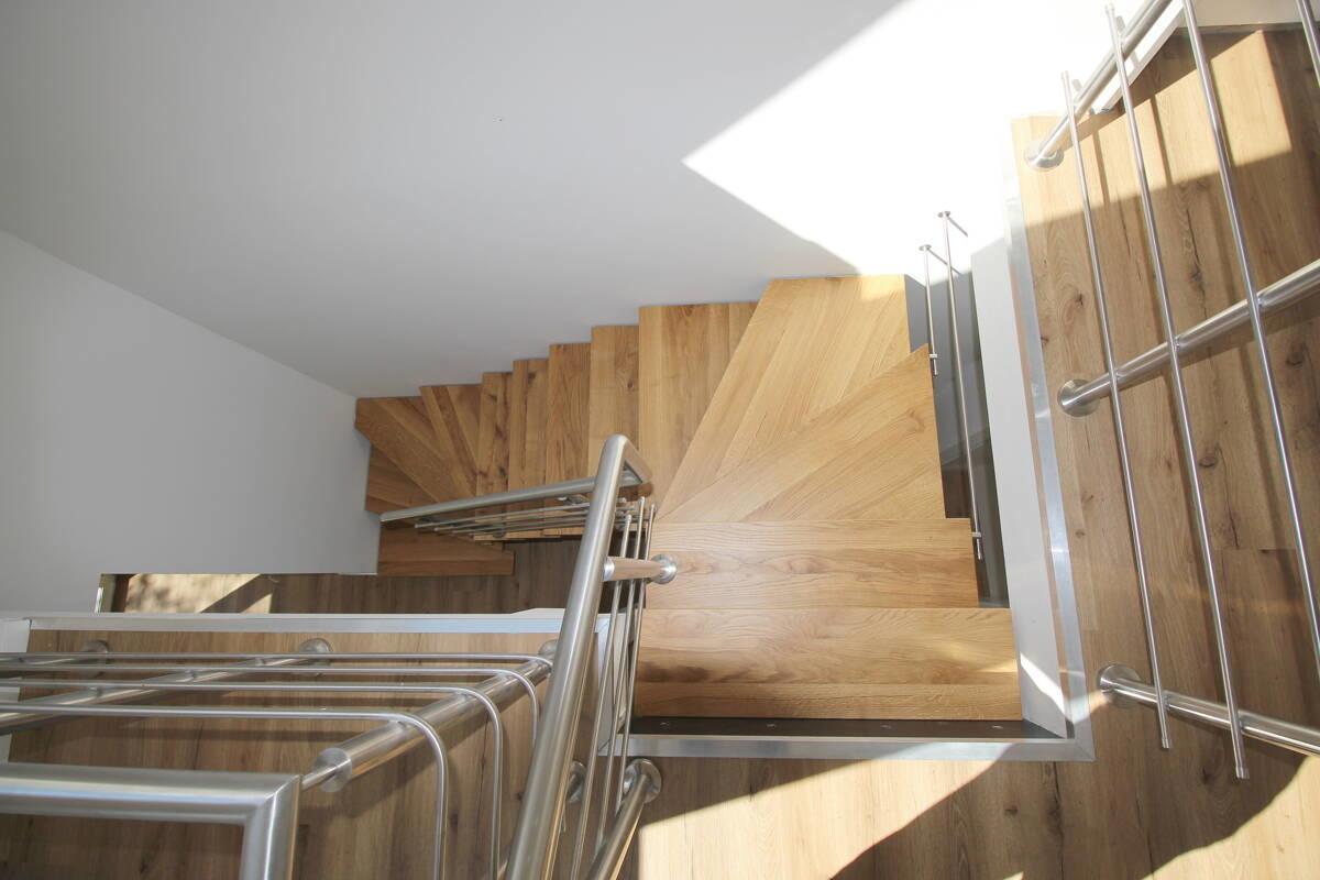 Hochwertige Holz-Wendeltreppe