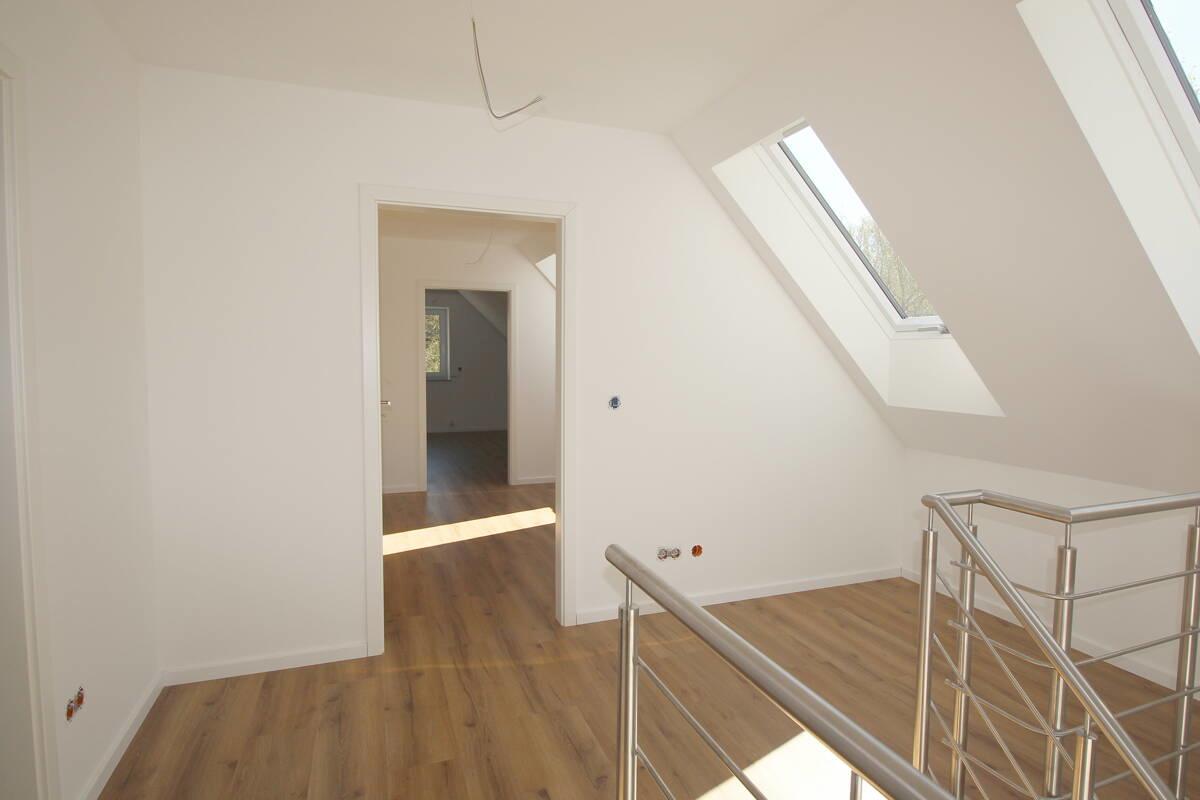 Blick auf OG mit drei großzügigen Räumlichkeiten