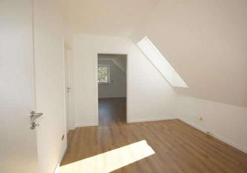 Durchgangszimmer mit Speicherzugang u. kl. Schlafzimmer