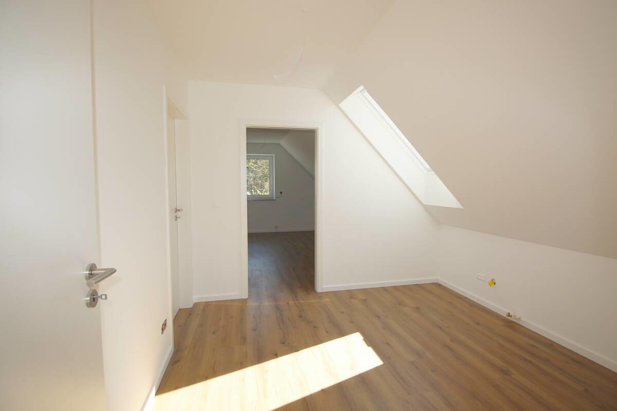 Durchgangszimmer mit Speicherzugang u. kl. Schlafzimmer