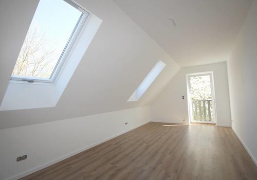 Gr. Schlafzimmer OG mit bodentiefem Fensterelement