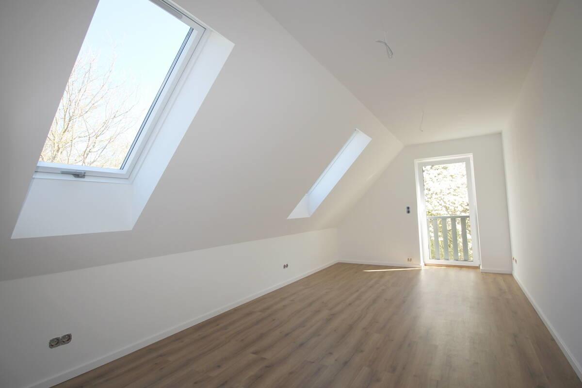 Gr. Schlafzimmer OG mit bodentiefem Fensterelement