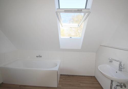 Fast fertiggestelltes Wannenbad im OG