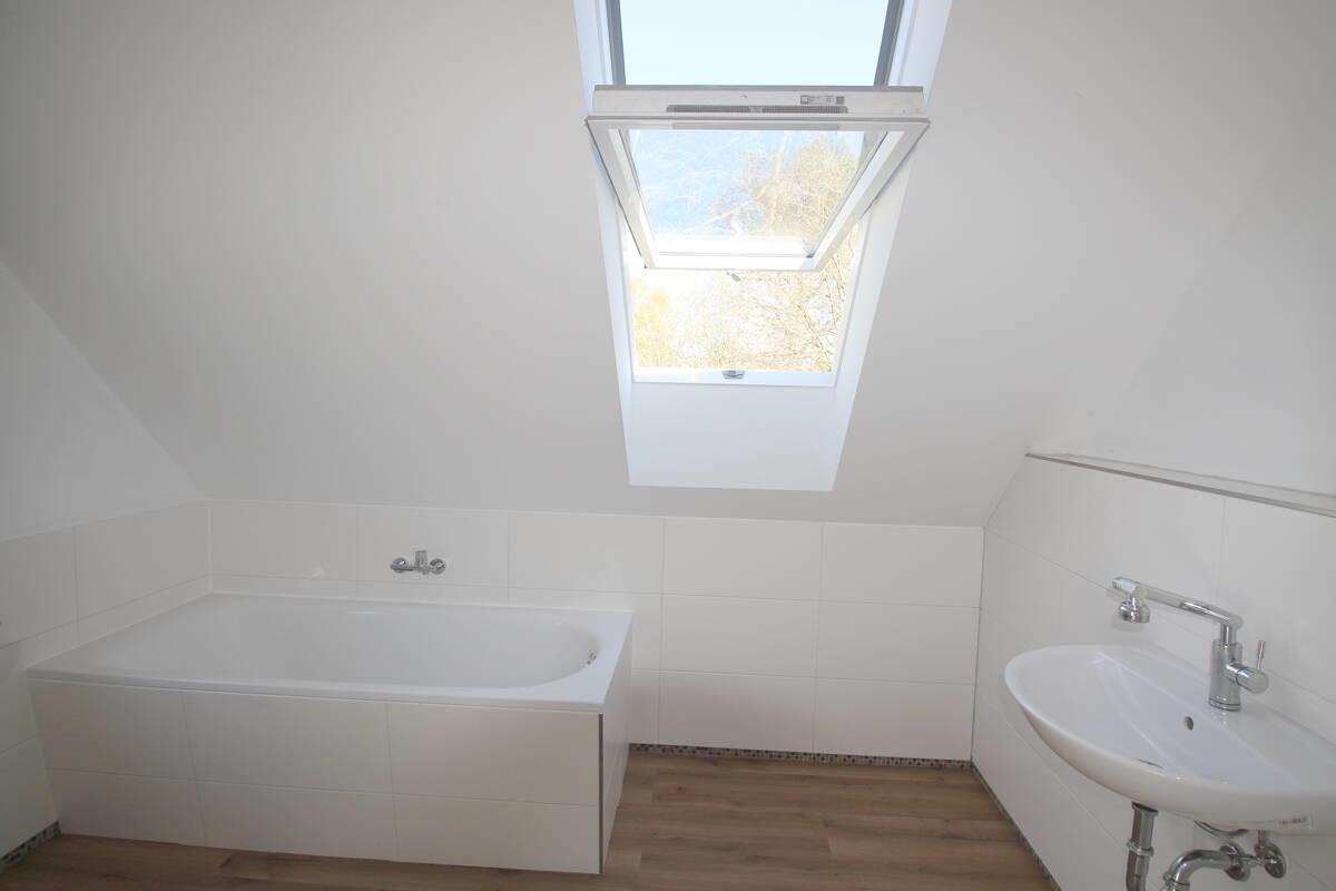 Fast fertiggestelltes Wannenbad im OG