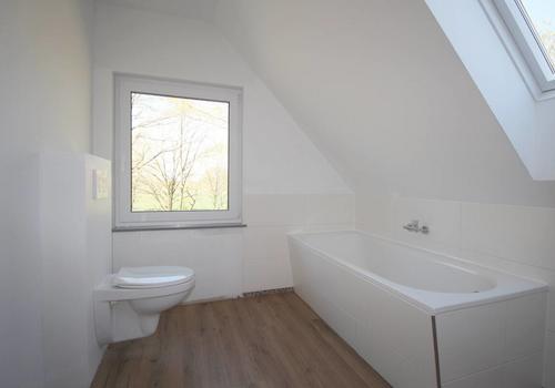 Wannenbad mit zwei Fenstern OG