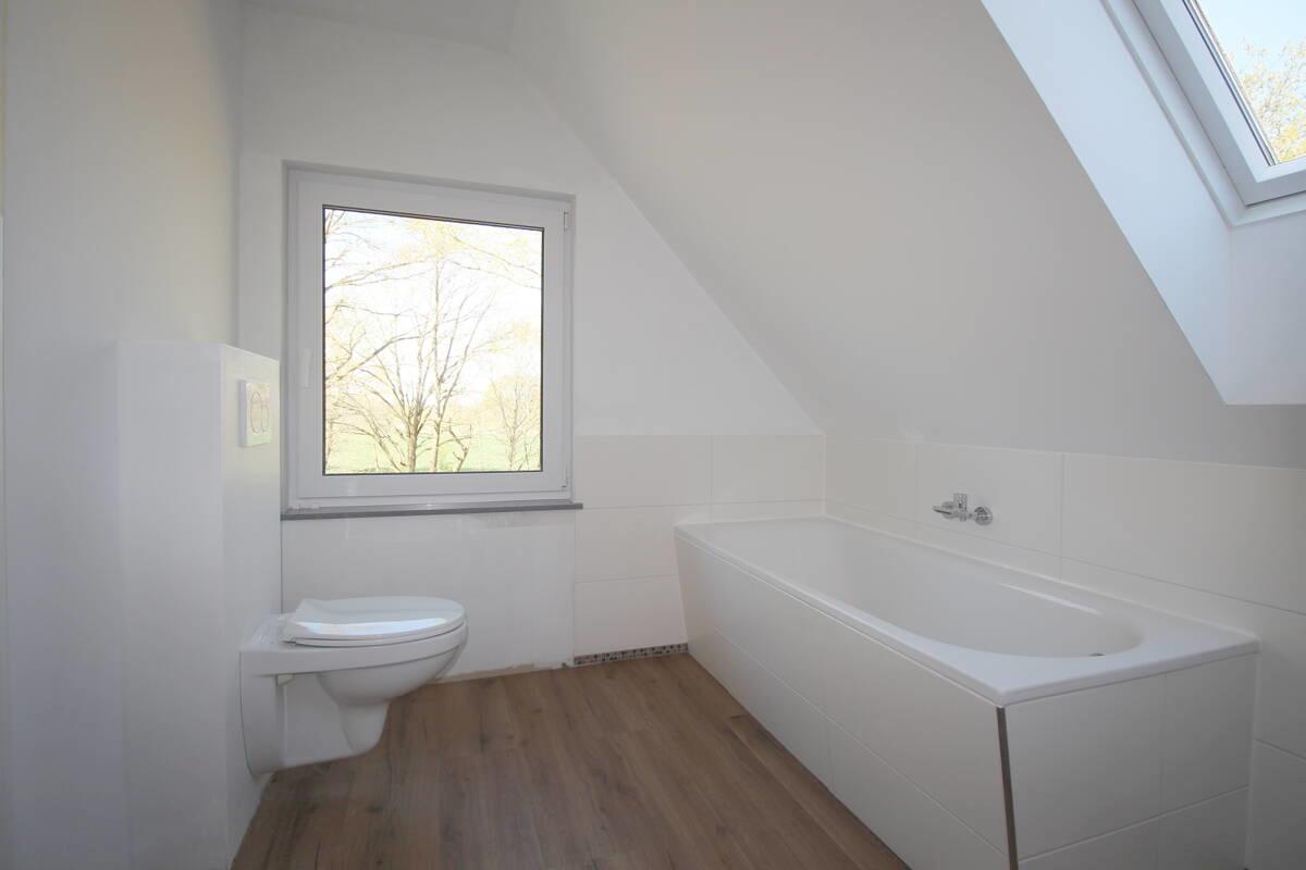 Wannenbad mit zwei Fenstern OG