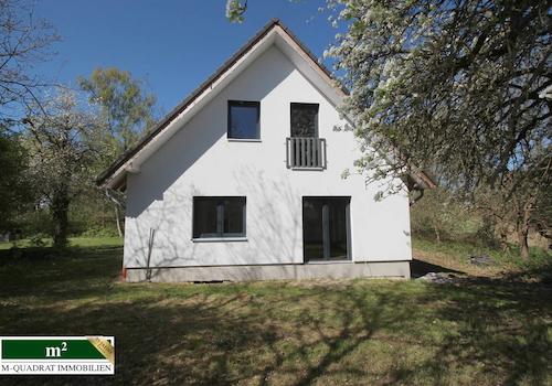 Gartenseite Hausfront mit Teilkeller für Heizungsanlage