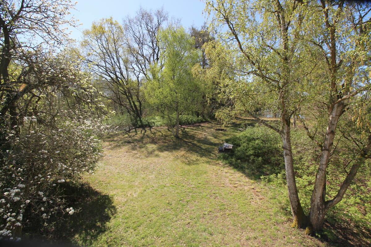 Einmaliger Terrassenblick im OG auf parkähnlichen Garten