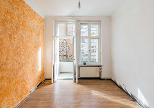 Zimmer mit Zugang zum Balkon