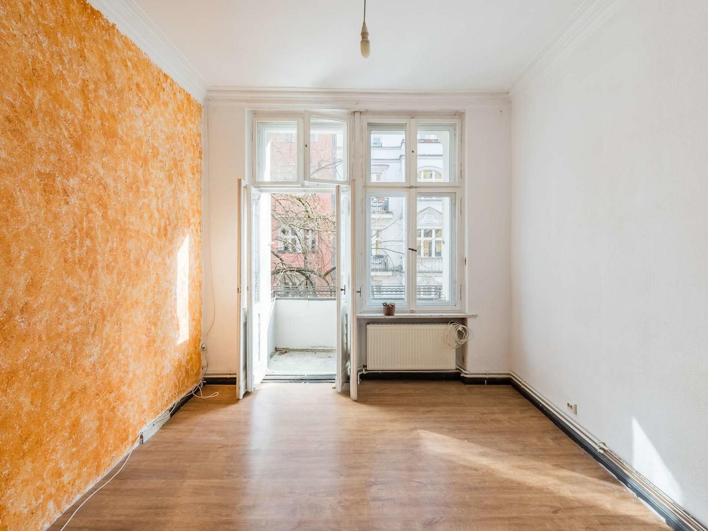 Zimmer mit Zugang zum Balkon