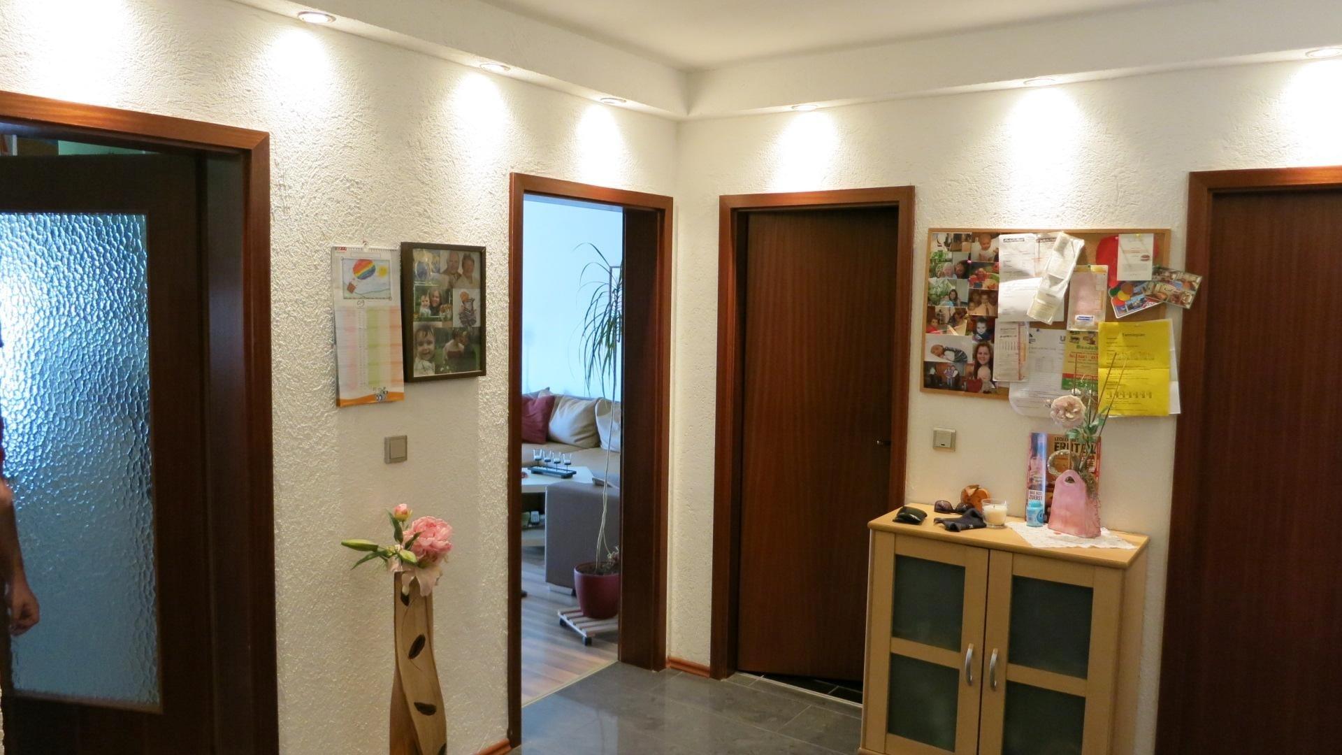Diele durch die Wohnungstür