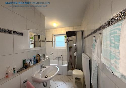 Bad mit Wanne und Dusche