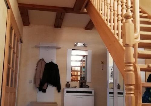 Flur EG mit Treppe zum OG