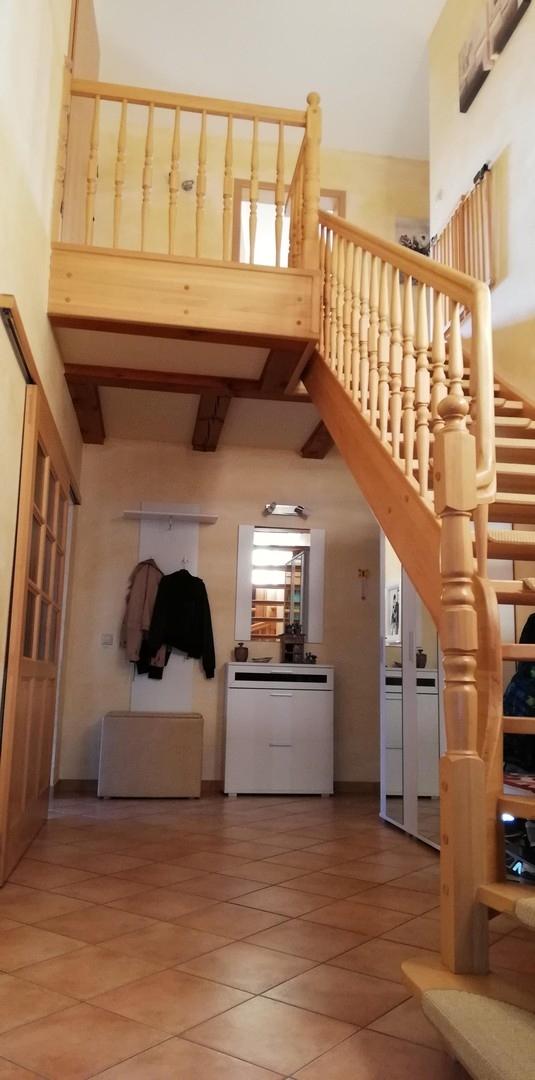 Flur EG mit Treppe zum OG