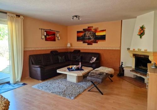 Wohnzimmer mit Zugang Terrasse