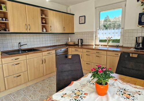 großzügige helle Küche 