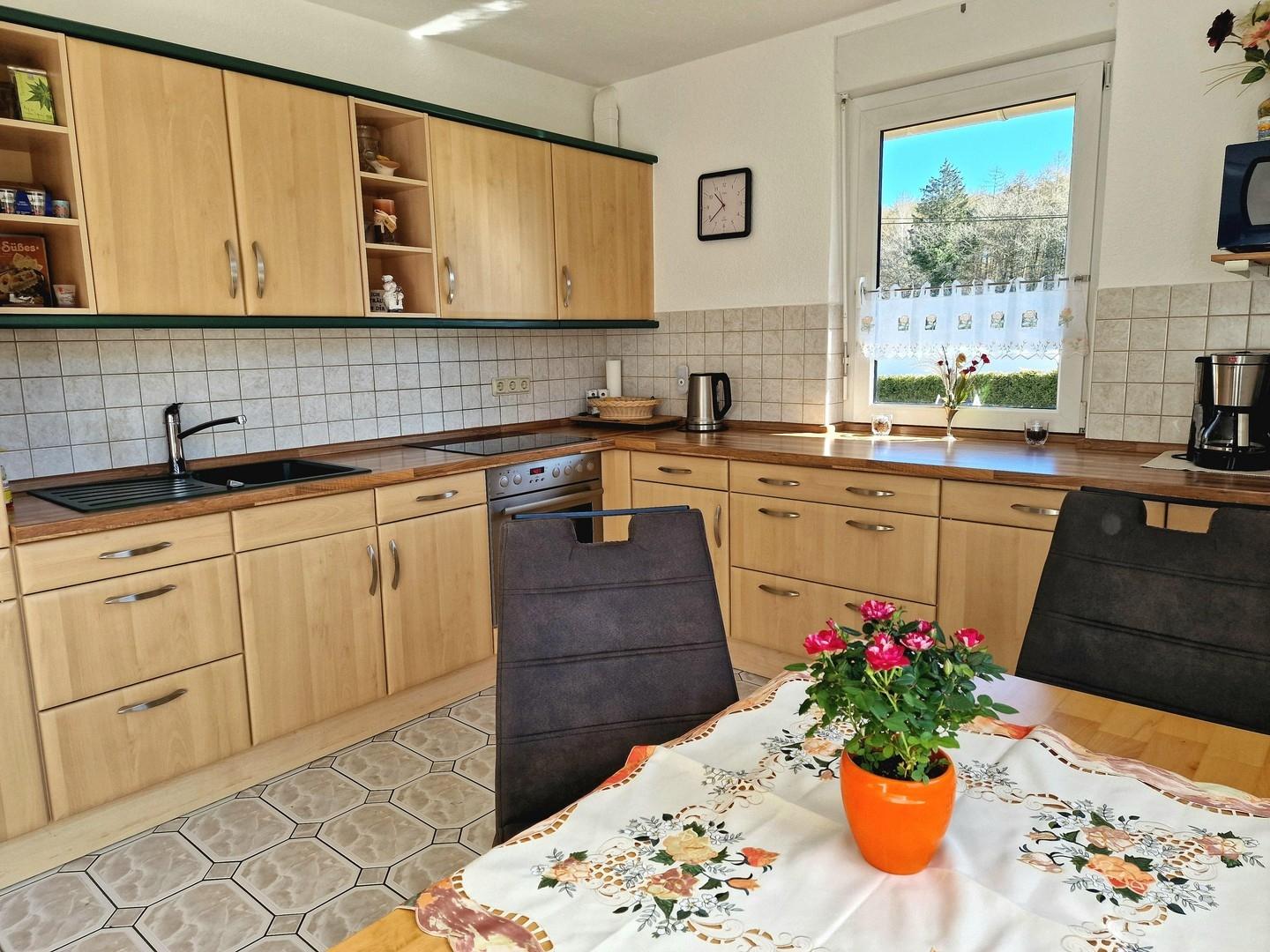 großzügige helle Küche 