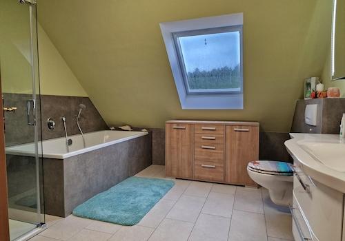 Wannenbad mit großer Dusche