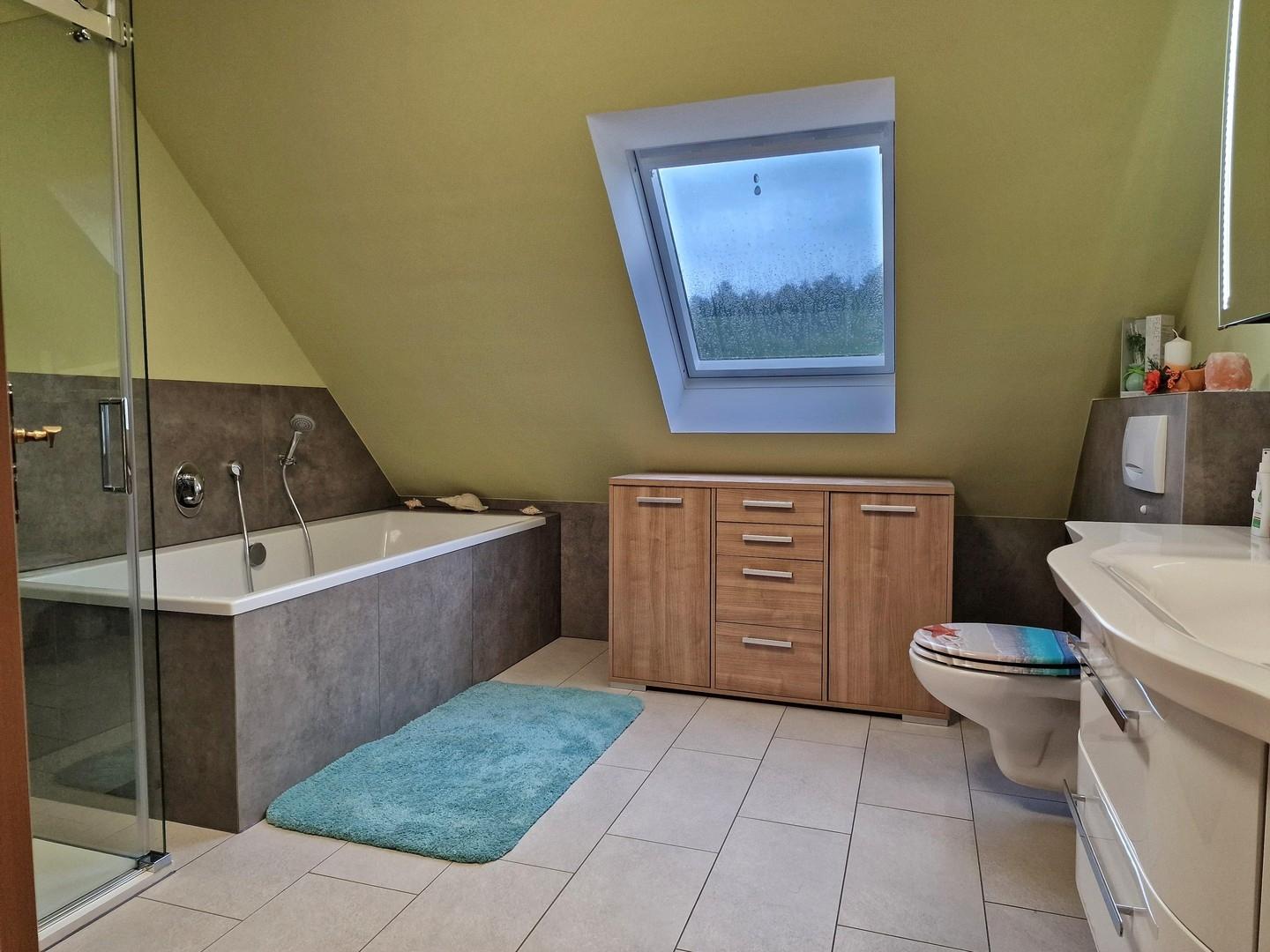 Wannenbad mit großer Dusche