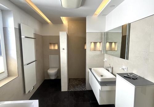 Badezimmer mit Walk-In-Dusche 