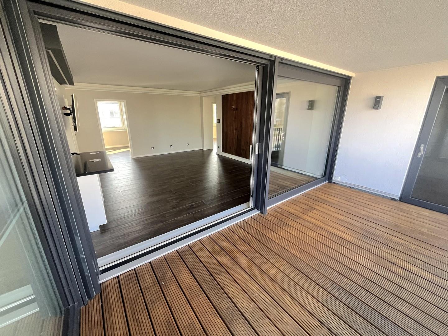 Blick von Loggia ins Wohnzimm.