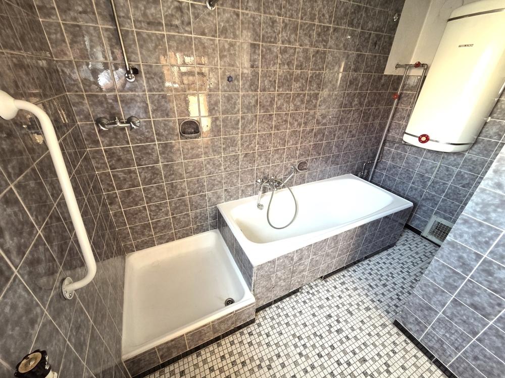 Badewanne und Dusche