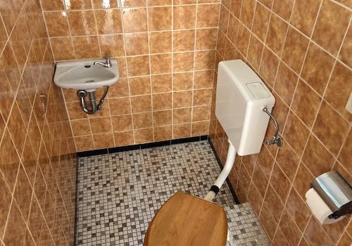 separates WC