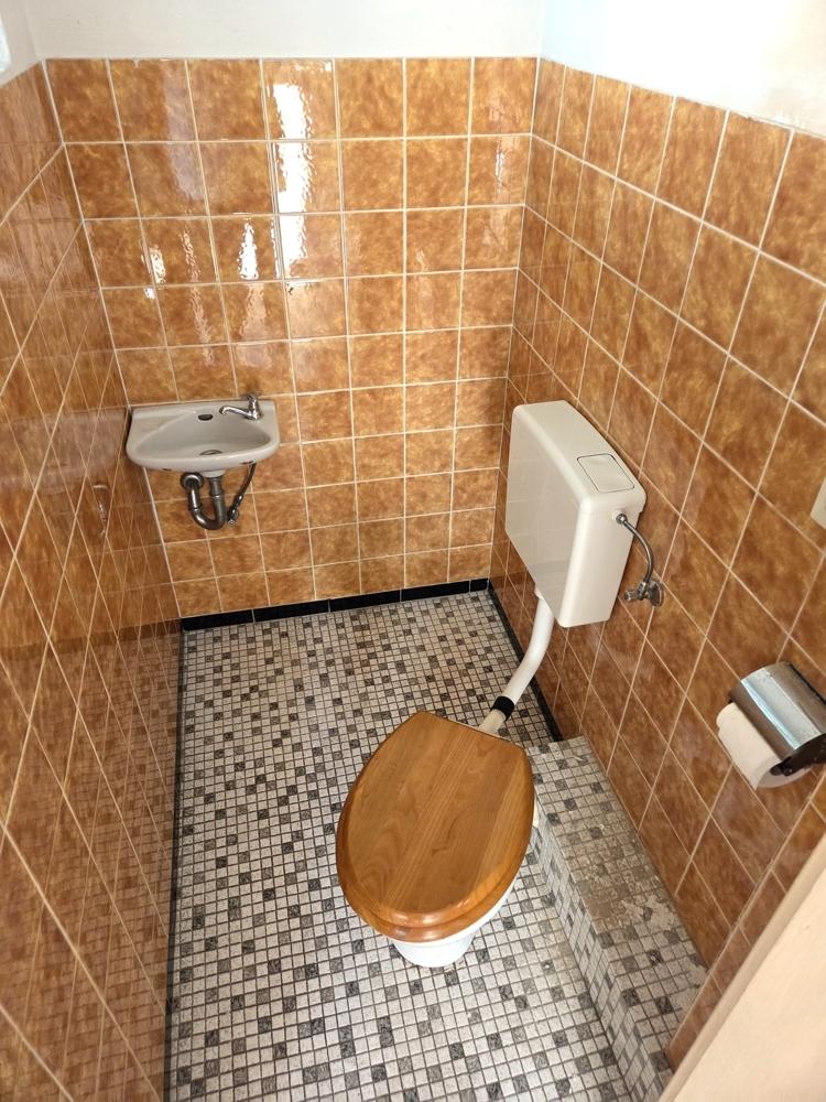 separates WC
