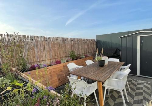 Terasse Hochbeet und Esstisch