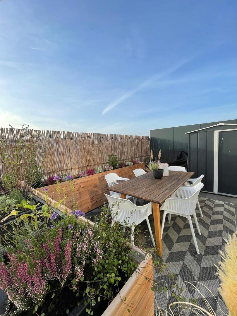 Terasse Hochbeet und Esstisch