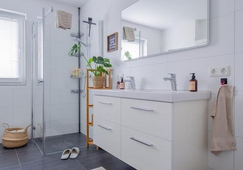 Dusche und Doppelwaschtisch