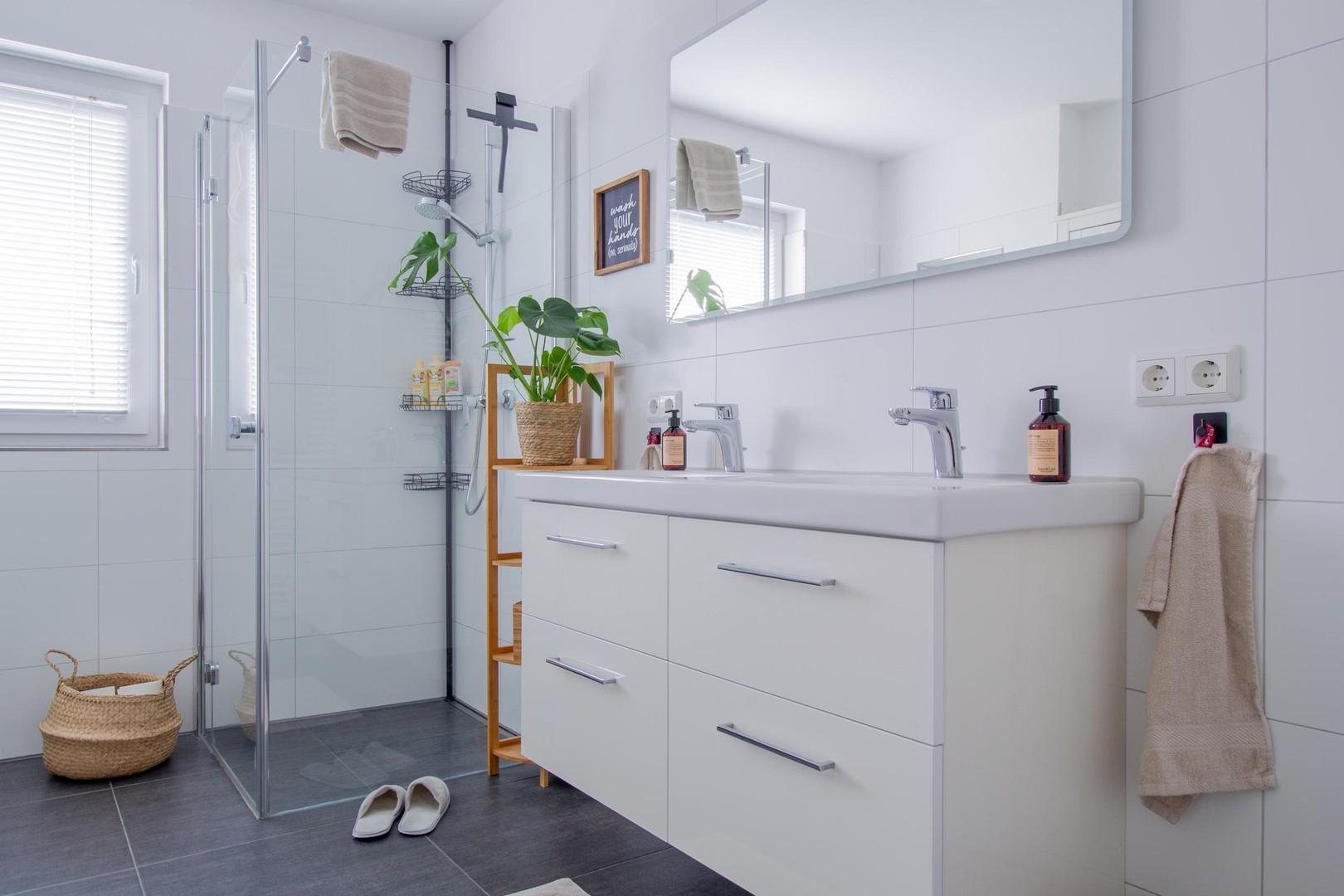 Dusche und Doppelwaschtisch