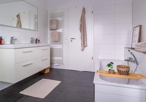 Badewanne und Waschtisch