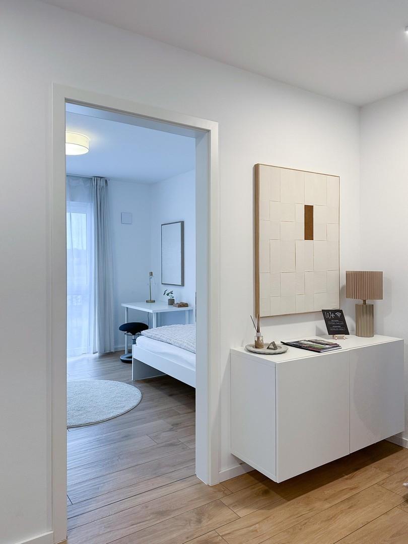 Flur Blick ins Büro/ KiZi