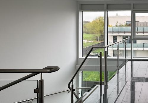 Modernes helles Treppenhaus